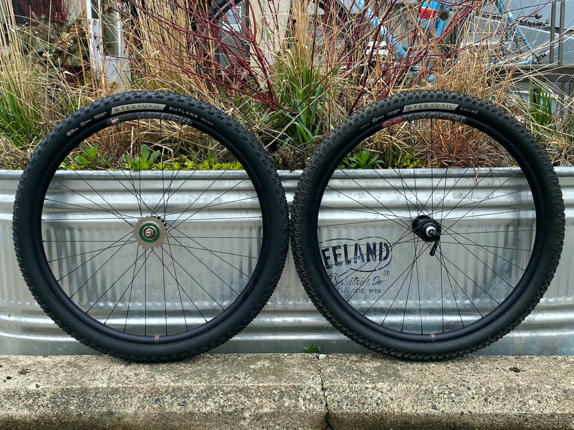 *VELOCITY* aileron thru-axle disc wheel 700c (polish)